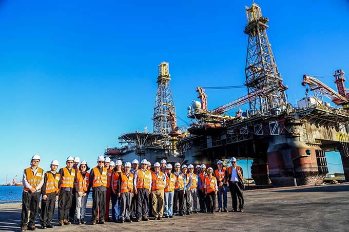 Chineses no porto do Açú