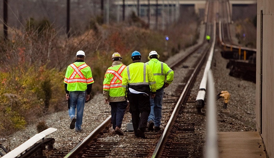 Empresa contratando 50 eletricistas para um projeto de modernização