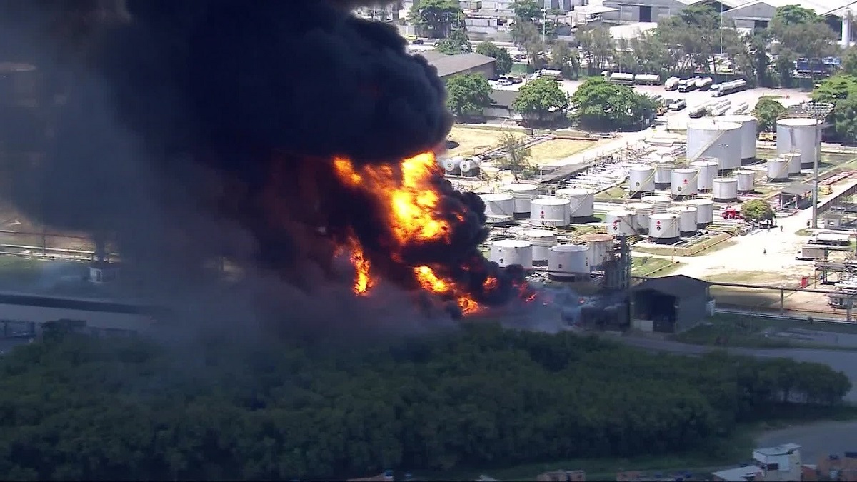 Incêndio na refinaria Manguinhos no rio