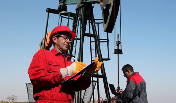 Homem de macacao laranja na plataforma