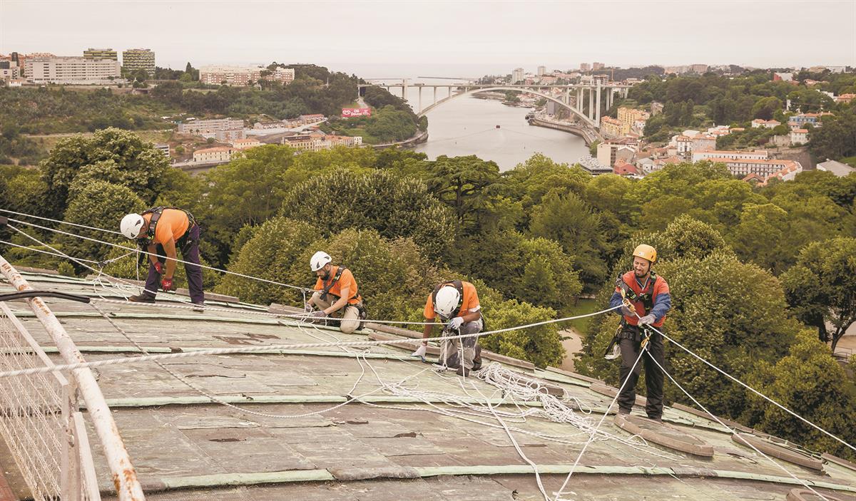 Vagas de 10 escaladores em Minas Gerais
