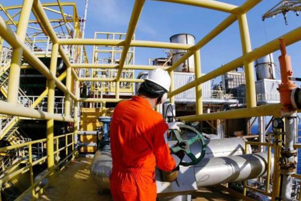 Naval e eólica contratando