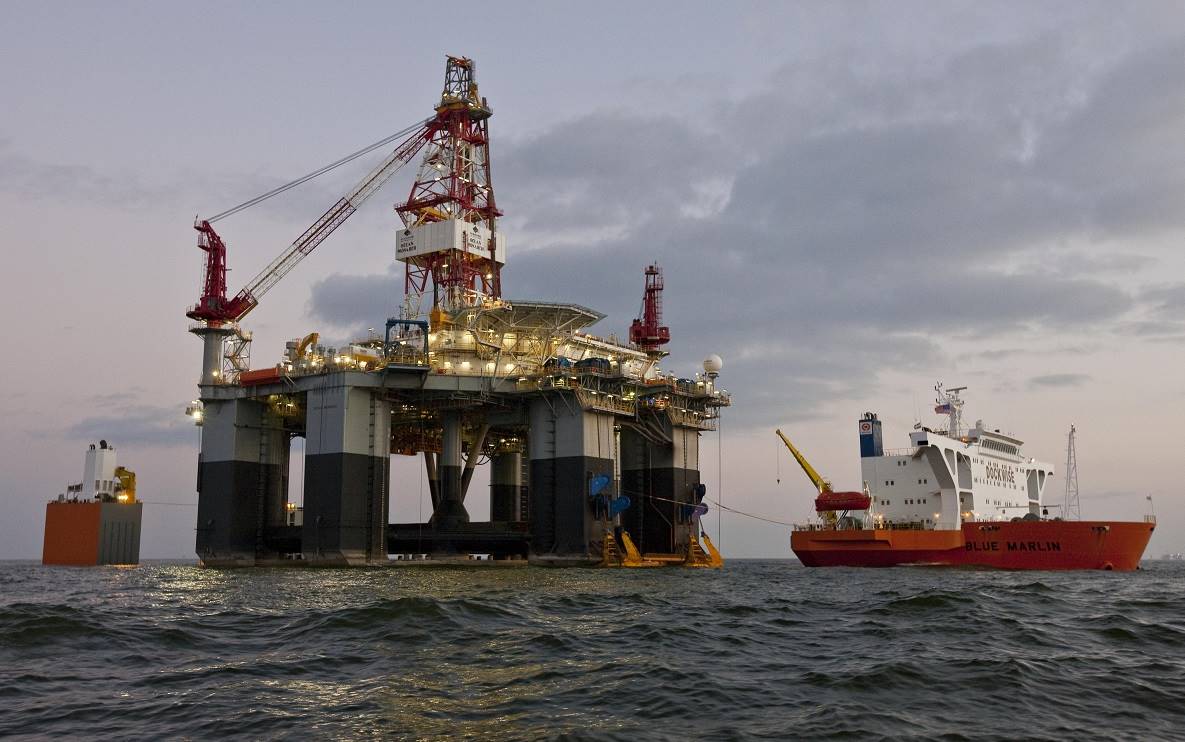 Dockwise ship Blue Marlin carrries the oil rig Ocean Monarch