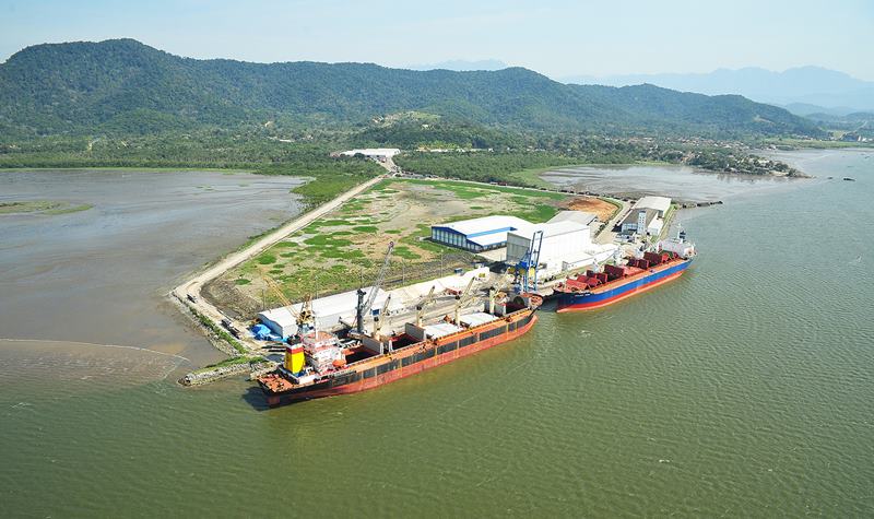 Porto no litoral do Paraná