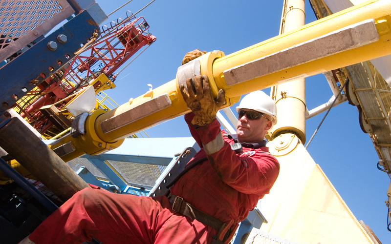 Macaé com vagas de emprego para profissionais de ensino médio e superior para atender atividades offshore