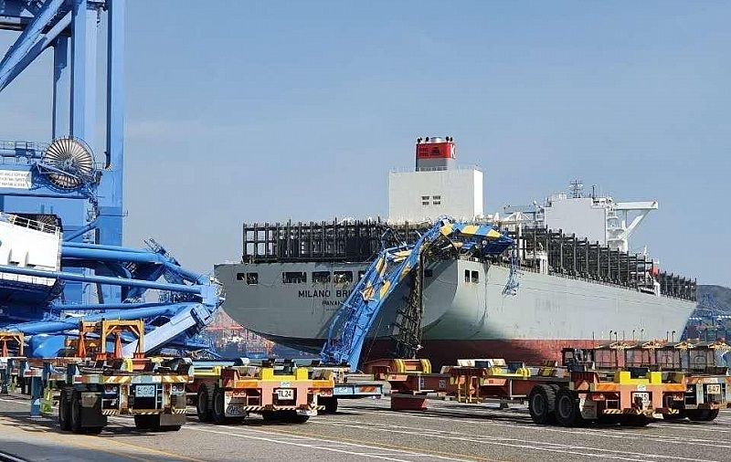 VÍDEO Navio porta-contêiner colide com guidaste em vídeo impressionante
