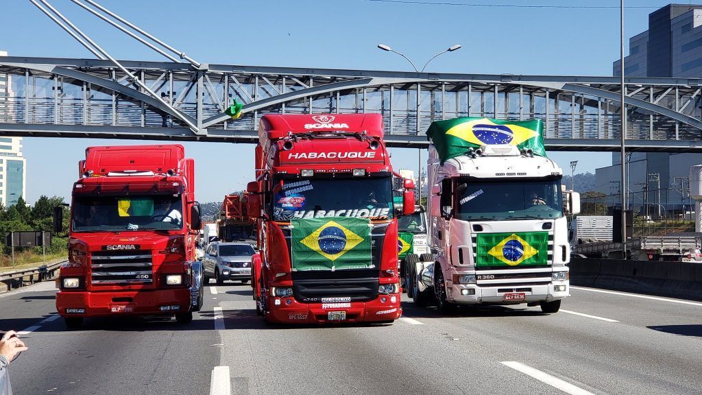 Coronavírus: caminhoneiros protestam pela reabertura do comércio em São Paulo e fecham duas faixas da Paulista
