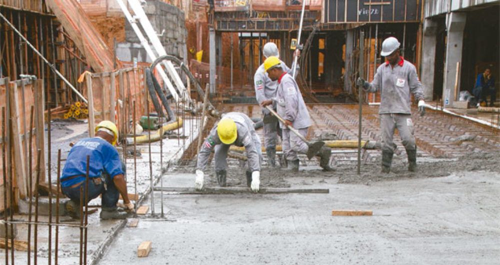 Pedreiro, soldador, operador e muito mais vagas de emprego para atender obras na construção civil, neste dia 08