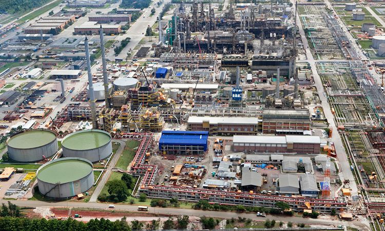 Devido ao incêndio na tarde de ontem (15), Petrobras paralisa 50% da Refinaria Duque de Caxias – REDUC