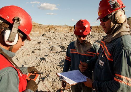 Empresa atuante no setor de mineração e construção civil contrata profissionais para vagas de emprego nas áreas de operação e produção