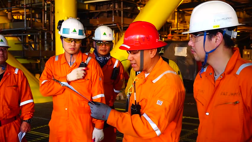 Profissionais de Macaé ou Rio das Ostras são convocados para vagas de emprego de técnico de campo offshore, eletrotécnico e mais