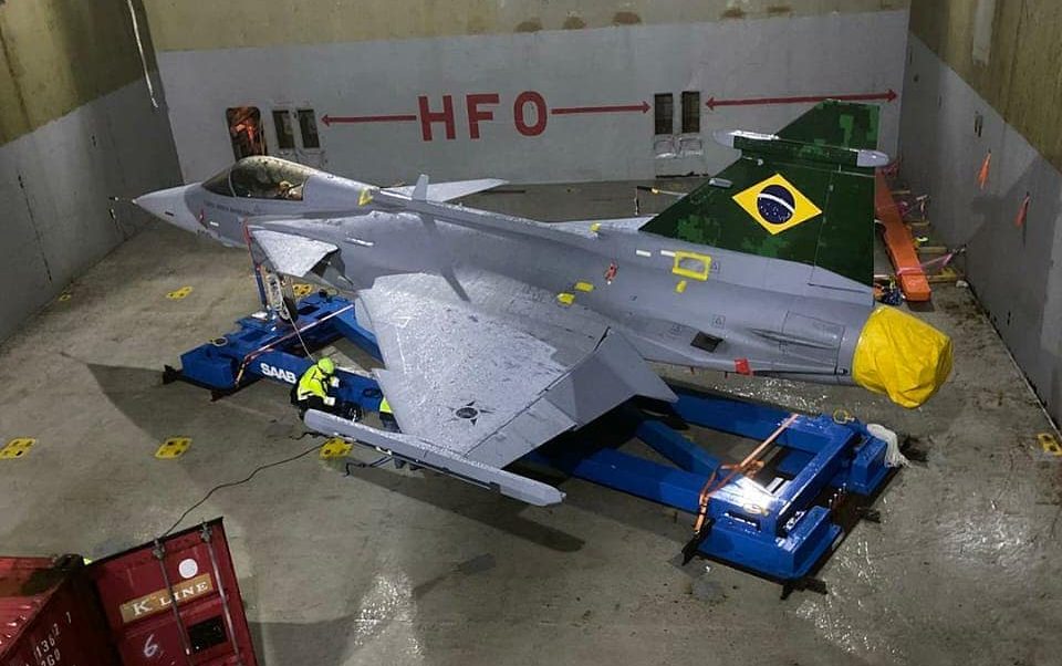 Navio transportando novo caça da Força Aérea Brasileira (FAB) chega em dois dias ao Porto de Navegantes, Santa Catarina