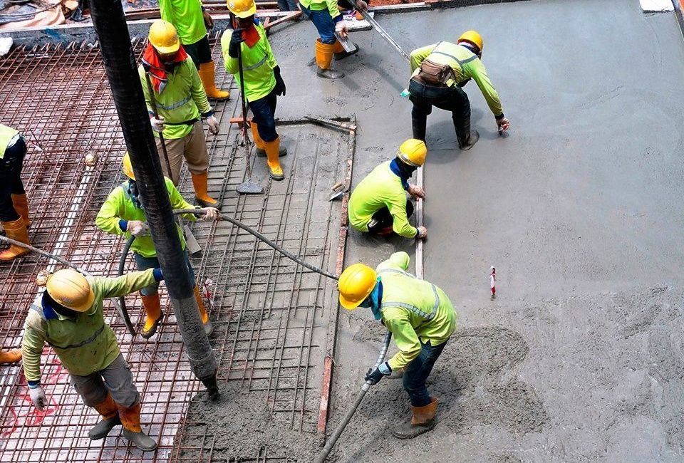 A CIPLAN, empresa referência no setor da construção civil, abre vagas de ensino fundamental e médio para os cargos de ajudante, operador e mais
