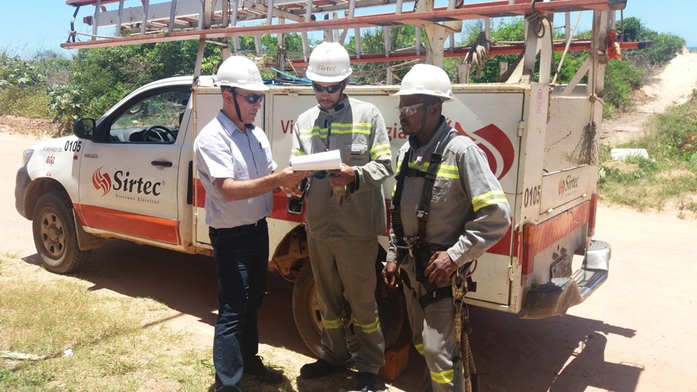 Eletricista, técnico de segurança, operador, encarregado e mais profissionais sendo convocados para atender vagas no setor de operação de empresa de energia elétrica