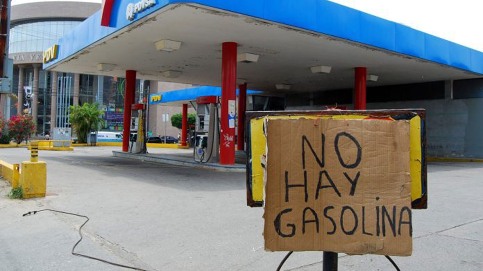 Em desespero, a população da Venezuela rouba petróleo para produzir sua própria gasolina