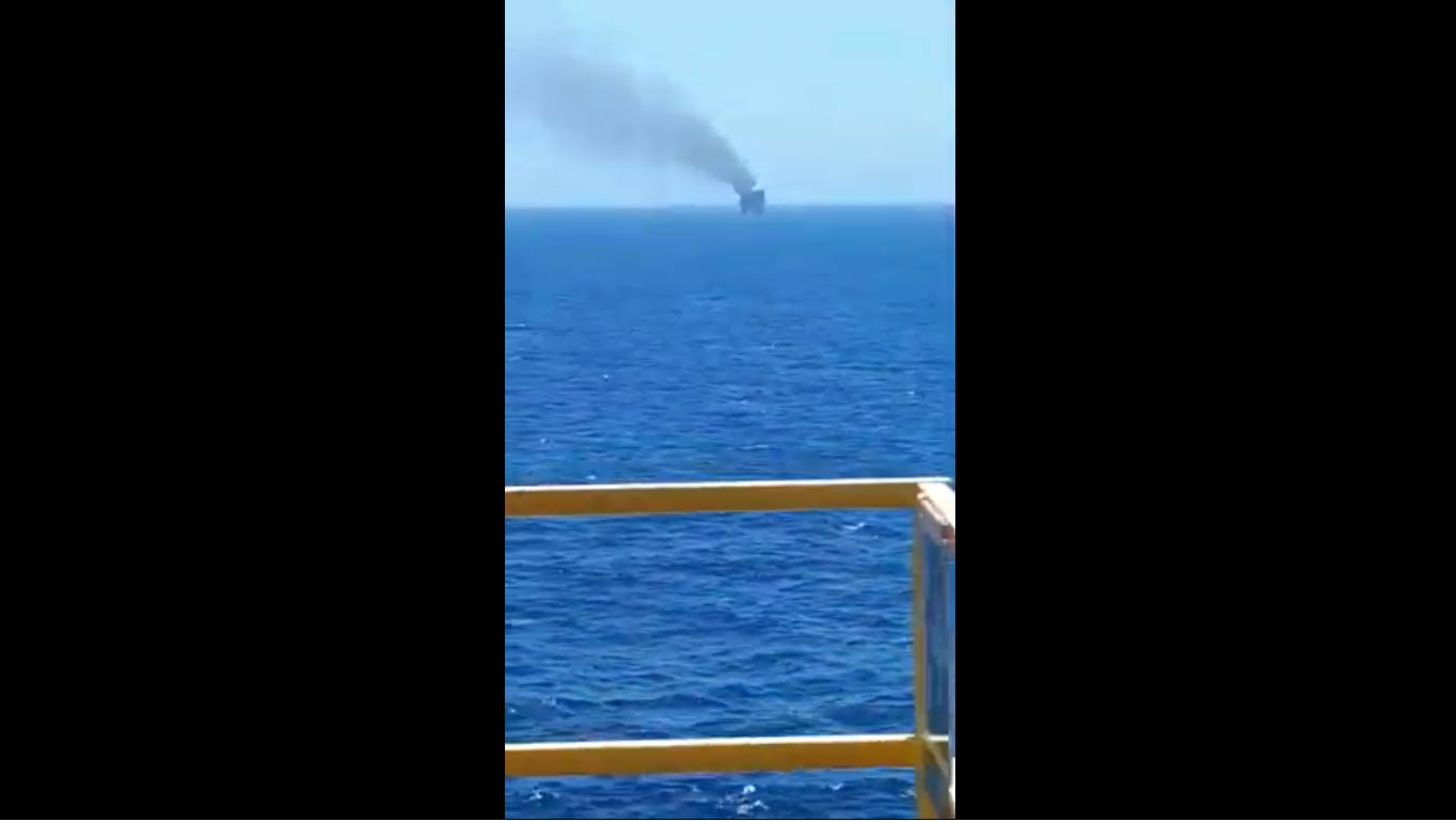 Plataforma Petrobras Cherne-2 queima de gás chamas