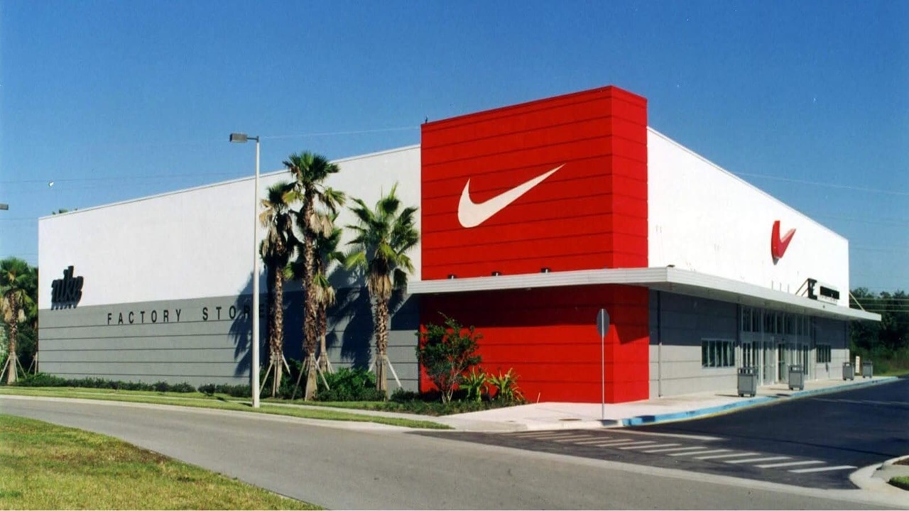 Nike - fábrica - produção - defeitos - vagas -calçados pouco usados - tênis