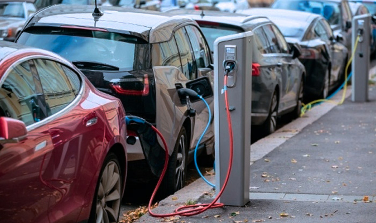 Uber - carros elétricos - Lyft