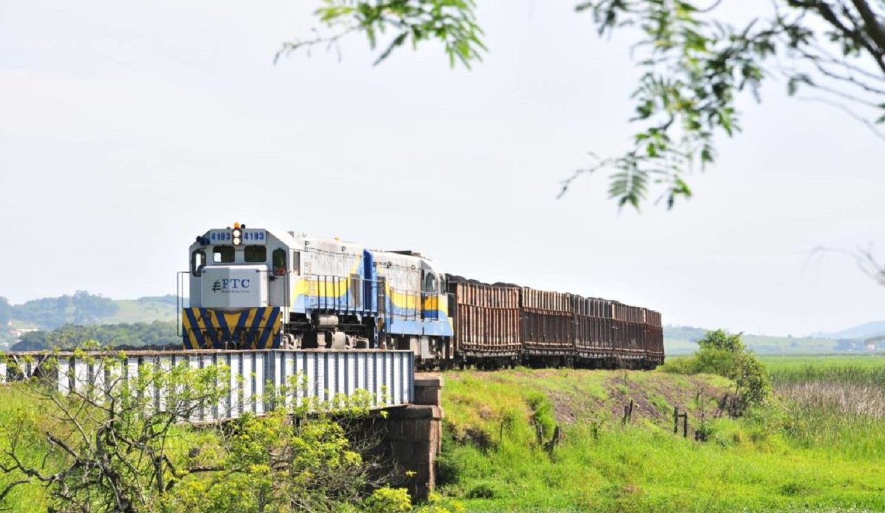 trem FTC-2 linha ferroviária trilhos