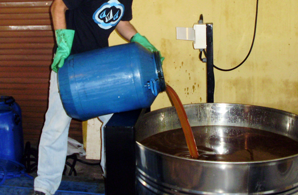 Disposal of used lubricating oil, which will be taken for new refining. Source: Teclub