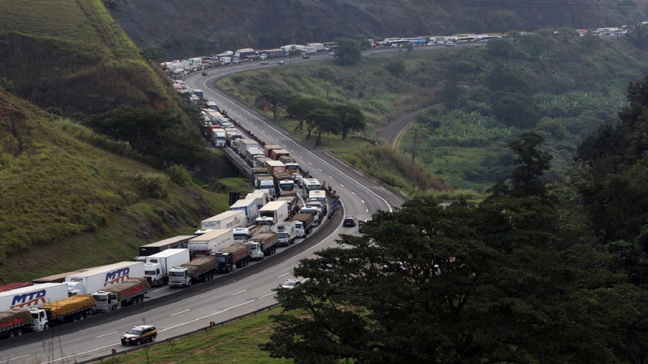Caminhoneiros - gasolina - postos de combustíveis - distribuidoras - combustíveis