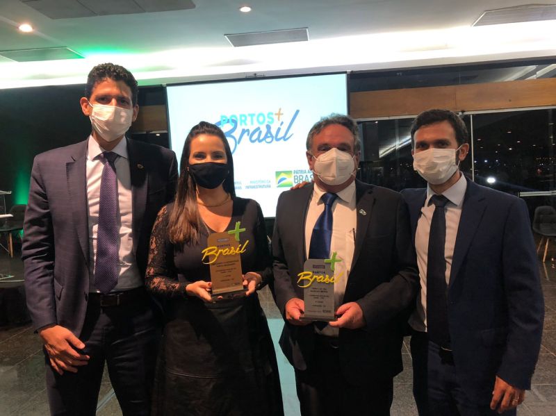 President of Companhia Docas do Ceará Receives Awards Obtained for Cargo Movement at the Ports+Brazil Event