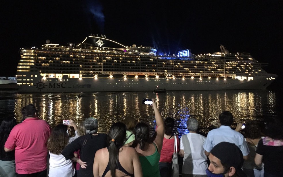 Crowd gathered to see the departure of the first cruise ship in Brazil after 20 months. Source: Reproduction/Jornal A Tribuna