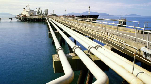 The image shows the berth equipped with tubes designed to remove the oil stored in ships in Maricá, Rio de Janeiro, near the Gaslub Hub.