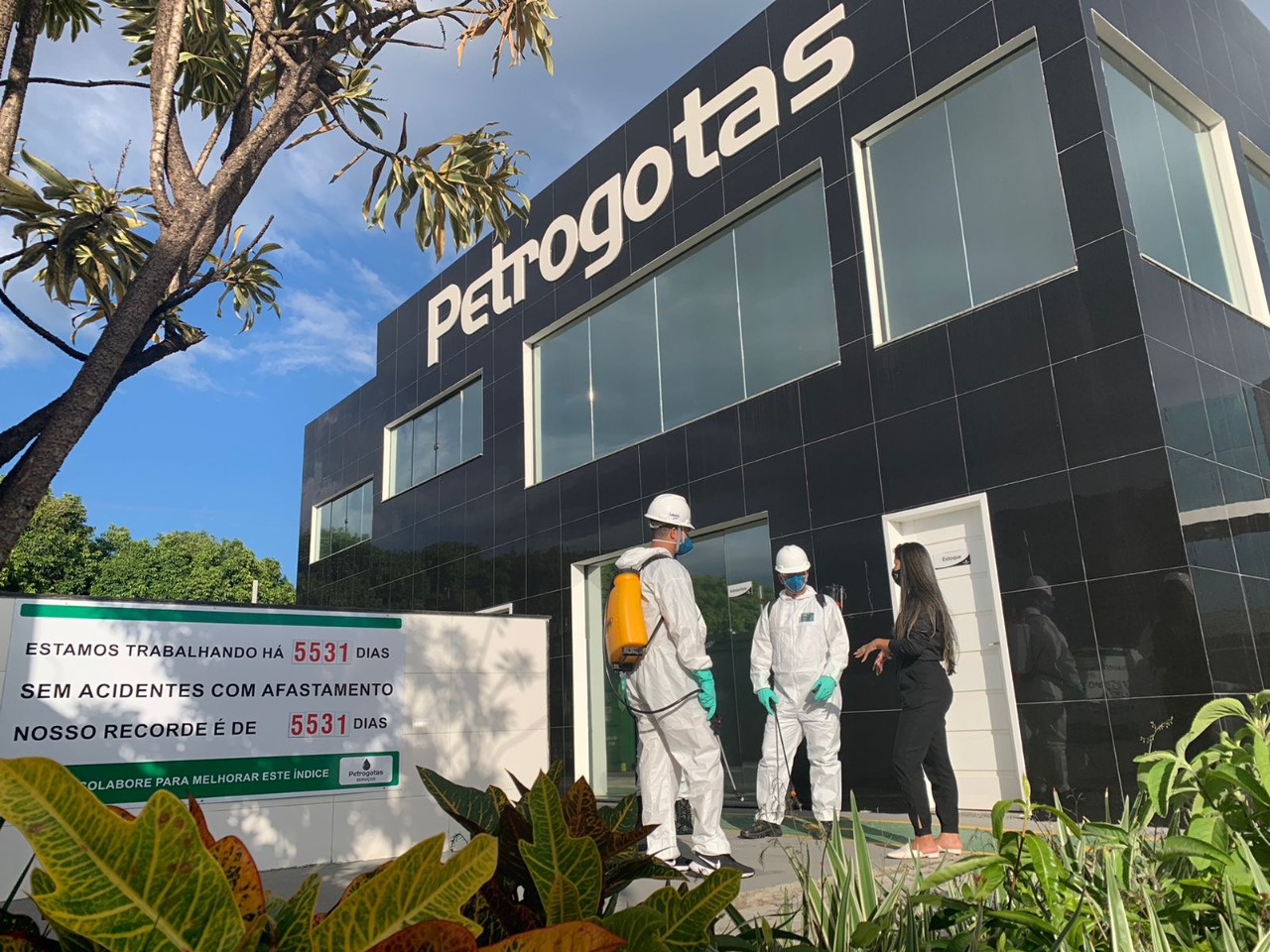 Base de apoio offshore e Onshore para serviços de sanitização em Macaé da Petrogotas Serviços