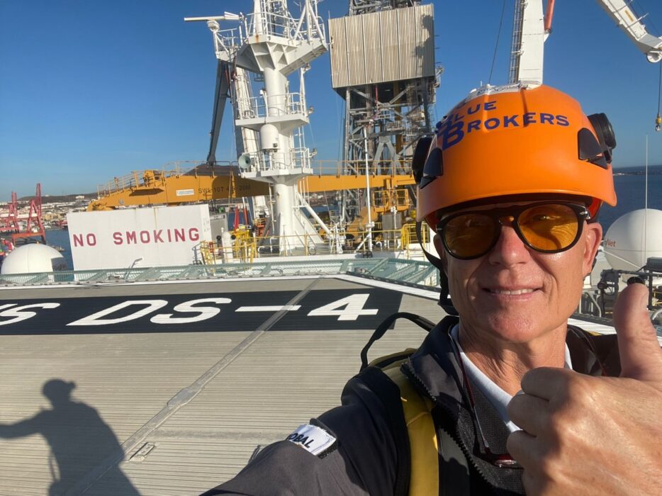 Worker of the DS-4 drillship from Ensco Valaris 2