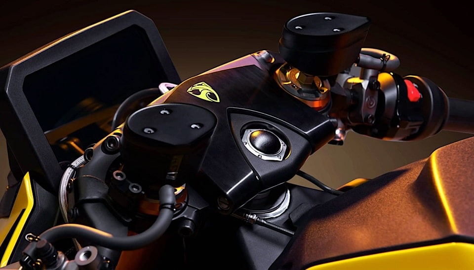 Dashboard of the Hyperfighter Colossus and its handlebar. Full of buttons, but with a sporty style.