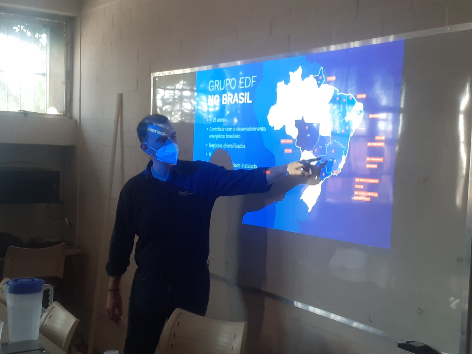 Diretor da da multinacional francesa EDF palestrando na escola Visconde de Araújo, em Macaé