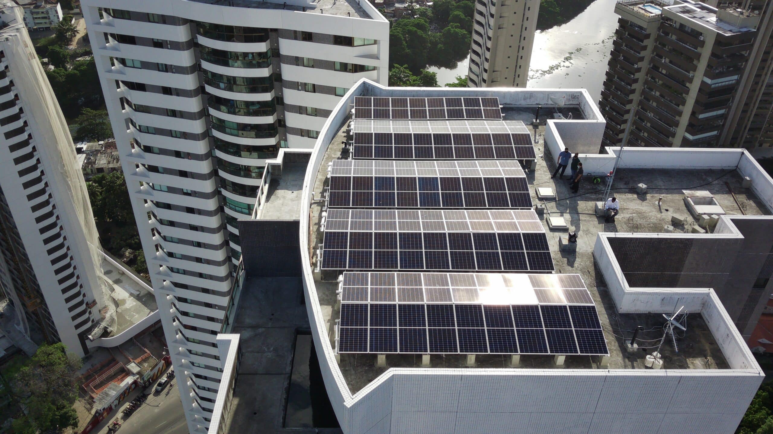 paineis de energia solar instalados em prédio | Brasil está entre os 15 países que mais produziram energia solar. São 14 GW produzidos, R$ 74 bilhões em investimentos e 420 mil empregos