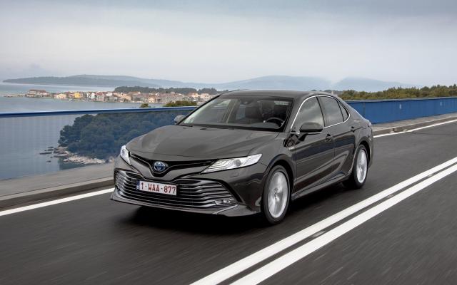Toyota Camry 2022 híbrido três motores elétricos