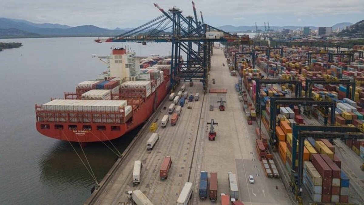 Com o atraso nas operações de exportação e navios acumulando nos portos nacionais, o cenário para o transporte de cargas no complexo se agrava e a Antaq confirma um preocupante gargalo dentro do setor portuário nacional neste mês de maio