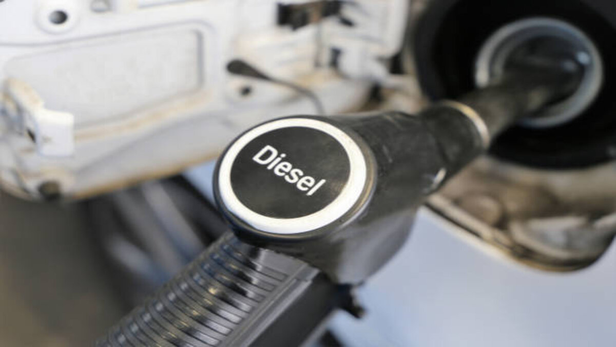 As projeções do Setcemg apontam que o reajuste no valor do litro de diesel anunciado pela Petrobras irá trazer uma elevação nos custos de toda a cadeia logística do transporte de cargas, causando um grande impacto no setor de comércio nacional e internacional