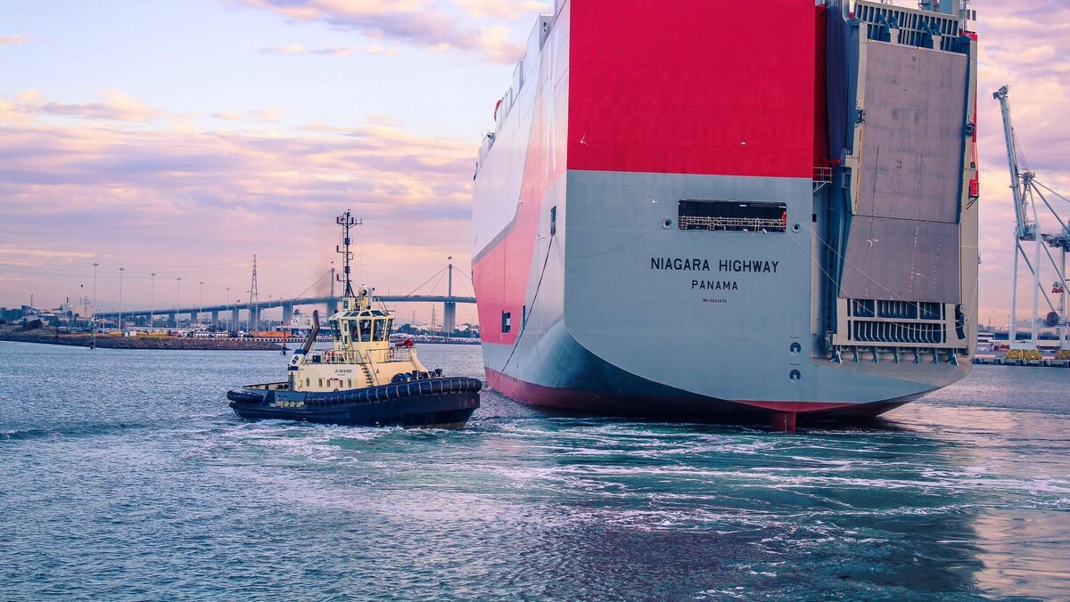 Seguindo a agenda ambiental e a necessidade de mais investimento em práticas sustentáveis, a Svitzer pretende neutralizar a emissão de carbono em toda a sua frota de rebocadores até o ano de 2040 no seu novo plano de sustentabilidade