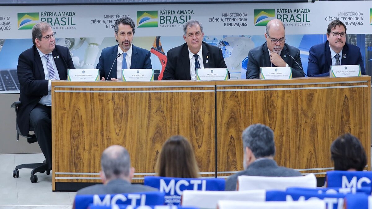 O Governo Federal agora procura voltar os olhares para a transição energética e, por meio do MCTI, lançou uma chamada pública para projetos de combustíveis sustentáveis, com um investimento total de R$ 50 milhões para o financiamento das iniciativas.
