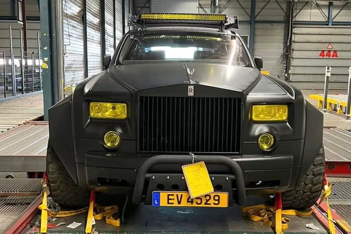Dutchman Transforms Rolls-Royce V12 Into Giant Six-Wheeled Jeep