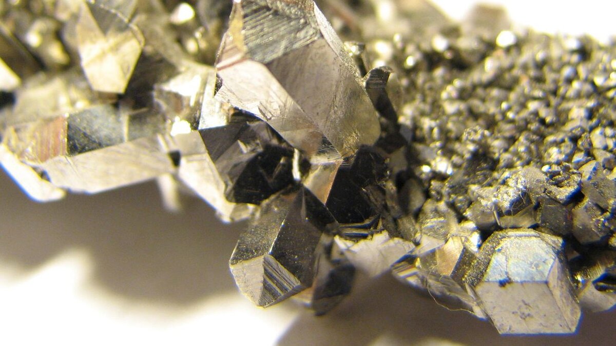 Com uma variedade de utilizações na indústria nacional, o nióbio é o foco principal da nova iniciativa do MCTI, o Programa InovaNióbio, que pretende investir na aplicação do material em produtos de alta tecnologia e atrair empreendimentos voltados para essa matéria-prima.