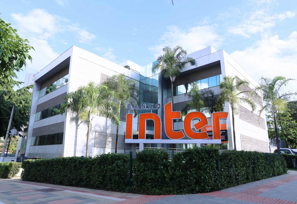 Banco Inter tem vagas de emprego e estágio em Home Office para áreas de comunicação, marketing, tecnologia, economia, administração e finanças: veja como se candidatar e benefícios ofertados - Canva