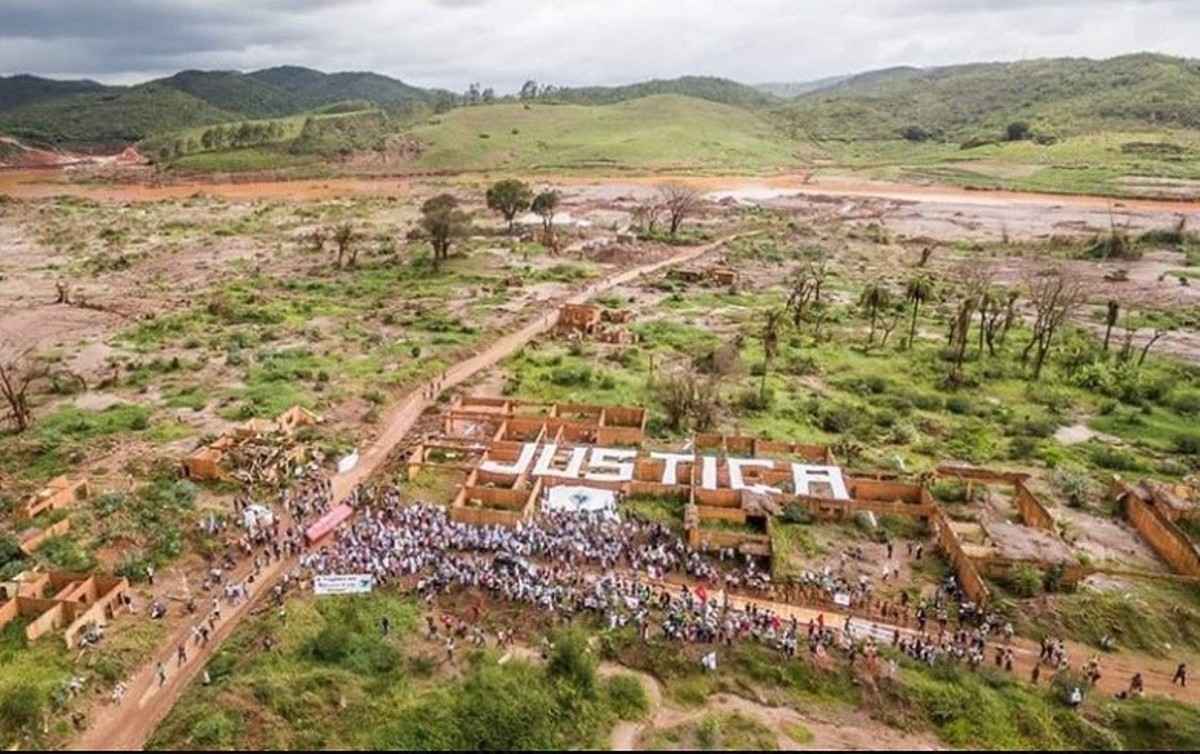 O processo judicial aberto por mais de 200 mil brasileiros visa arrecadar um total de US$ 6 bilhões pelos danos causados pela BHP à população de Minas Gerais com o rompimento da barragem de Fundão, que causou o desastre de Mariana há alguns anos.