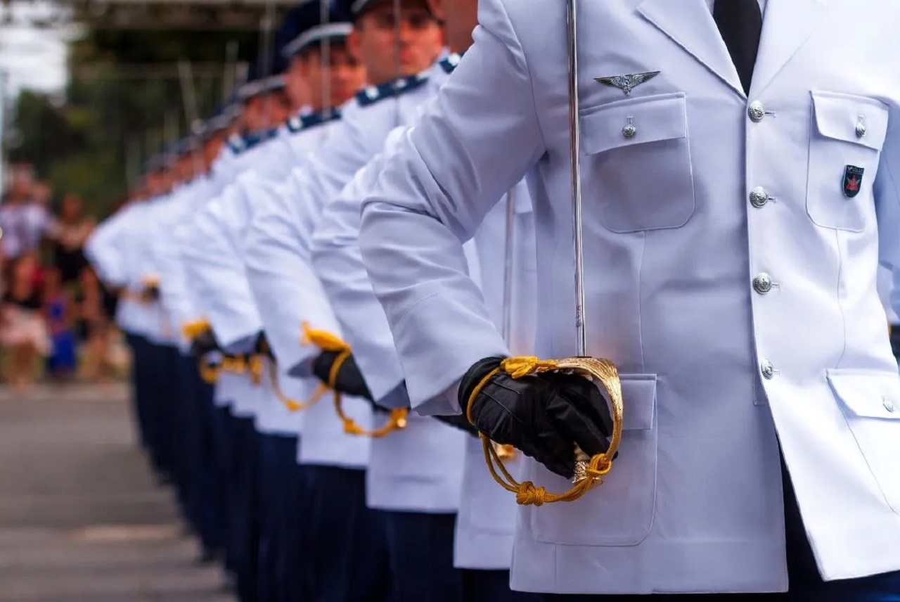 Novo concurso da Aeronáutica está oferecendo 225 vagas para candidatos do ensino médio