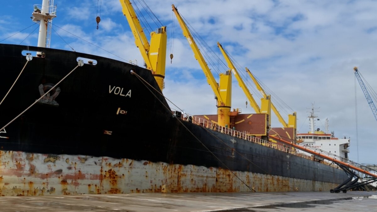 O objetivo principal da autorização das obras de dragagem permanente no canal de acesso do Porto de Rio Grande, anunciadas pelo CAP recentemente, é possibilitar um calado maior durante o ano inteiro e garantir mais segurança e eficiência nas operações portuárias.