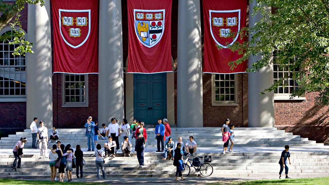 Universidade de Harvard está oferecendo bolsas