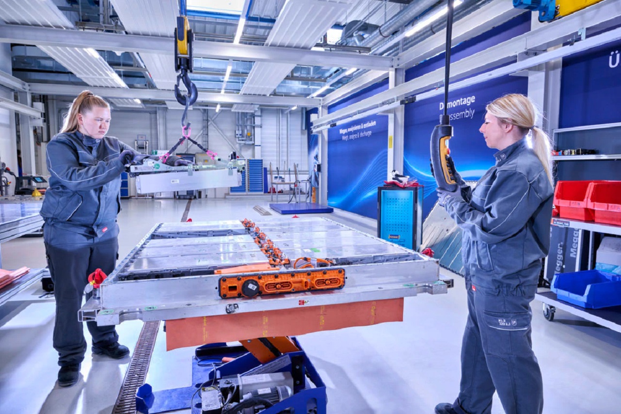 Volkswagen dá início à construção da sua primeira giga fábricade baterias para carros elétricos