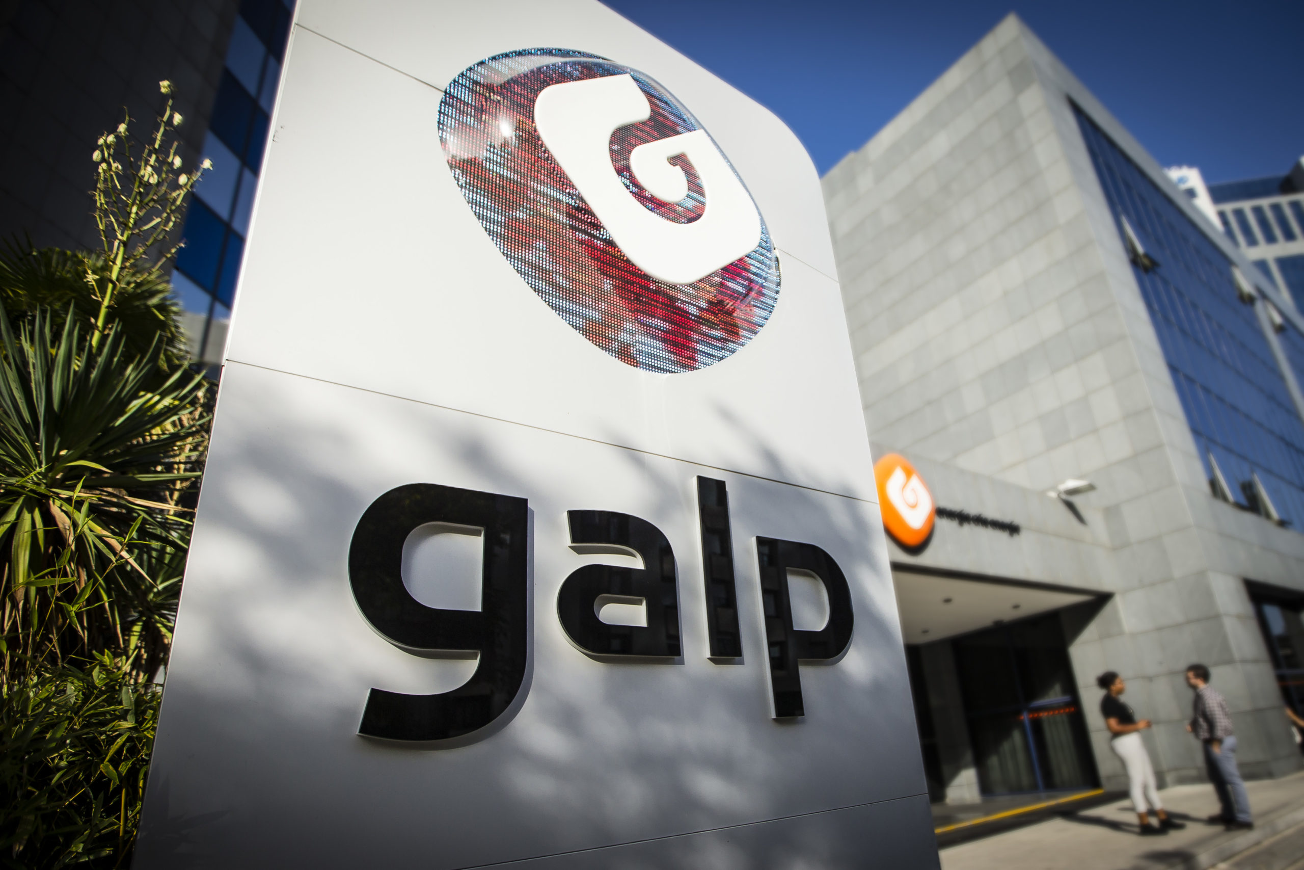 O forte crescimento nos valores do barril de petróleo e o aumento na refinação do combustível foram os principais fatores que impulsionaram a elevação nos lucros ajustados da Galp e no EBITDA ajustado durante o primeiro semestre deste ano.