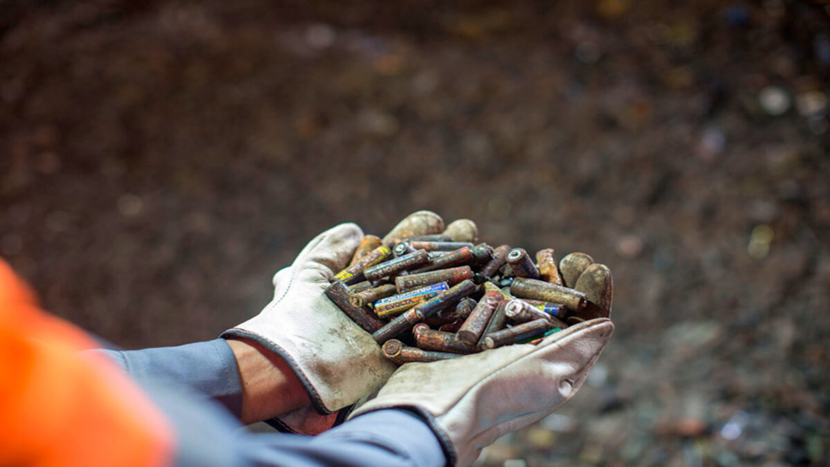 O Brasil é um país fortemente ligado ao descarte incorreto de rejeitos do ramo da mineração e a mineradora Nexa Resources se tornou destaque na reciclagem de pilhas e baterias com sua planta de descarte adequado no estado de Minas Gerais.