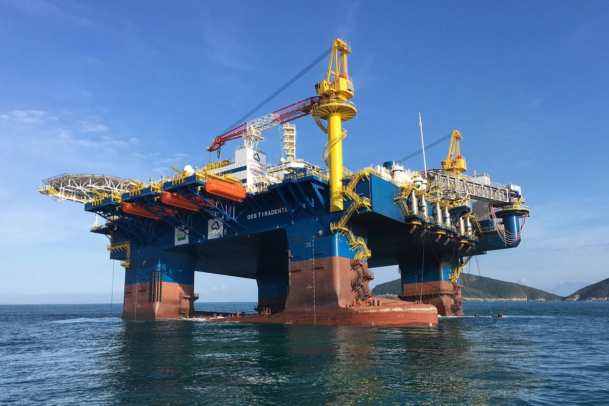 A companhia estatal Petrobras acaba de anunciar um contrato com as companhias CIMC Raffles e OOS International para o fornecimento do navio de alojamento OOS Tiradentes durante os próximos anos nas operações de óleo e gás offshore da petroleira.