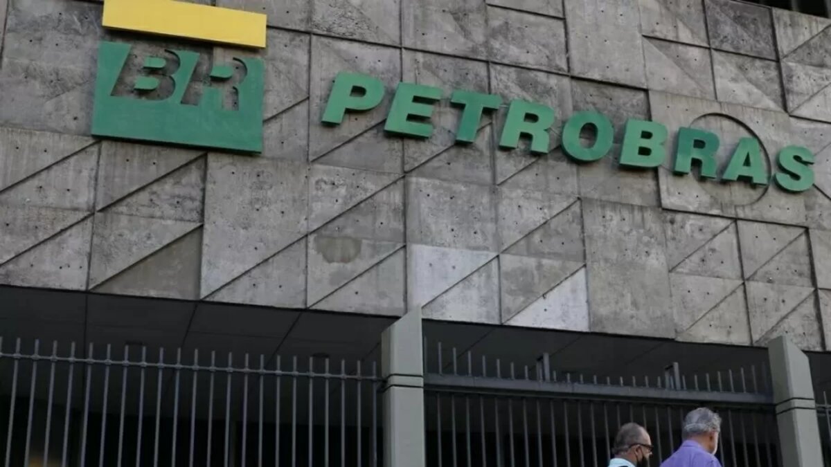 A Petrobras vem diminuindo de forma significativa os seus investimentos no território nacional, principalmente nas refinarias de petróleo, e a FUP alertou para as consequências no cenário atual de dependência da importação de combustíveis no Brasil.